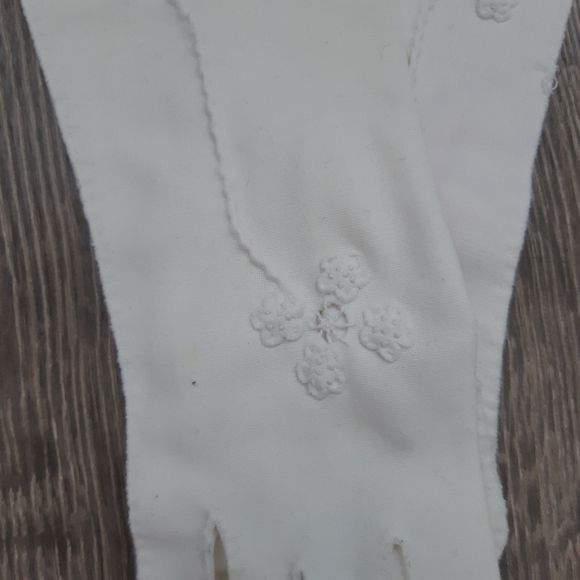 Vintage gloves from the 50s + 60s. 3 white and 1 pink. Beautiful details. - Picture 8 of 10